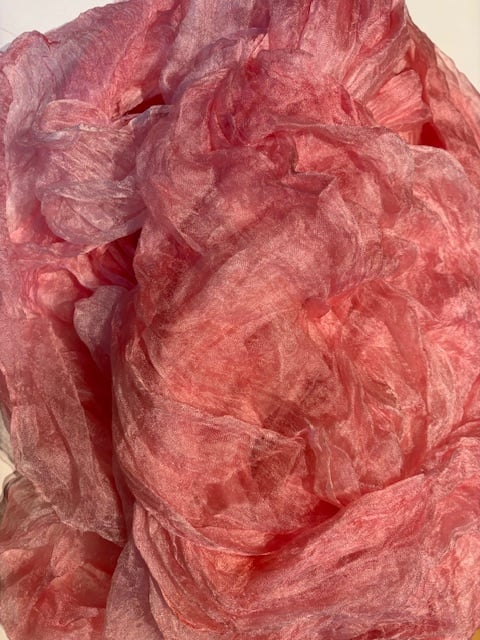 Margilan /gaas kant zijde / Oezbekistan zijde, nummer 5 zacht rose  tinten zelf geverfd 90 breed prijs per 80 cm