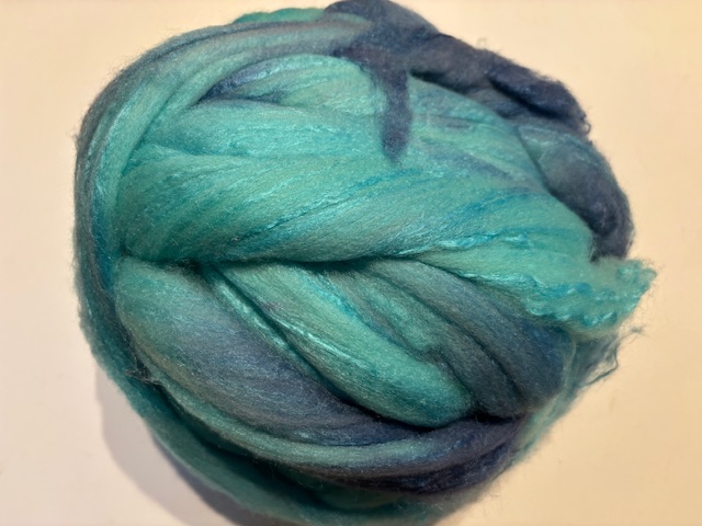 Zelf geverfde merinowol met zijde, nummer 148 licht turquoise blauw, per 50 gram