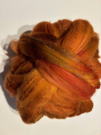 Zelf geverfde merinowol met zijde, nummer 86 koper oranje tinten, per 50 gram