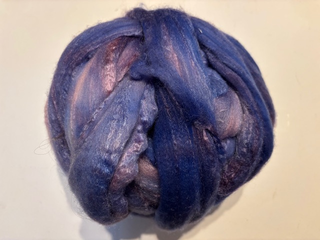 Zelf geverfde merinowol met zijde, nummer 149 blauw paars lila, per 50gram