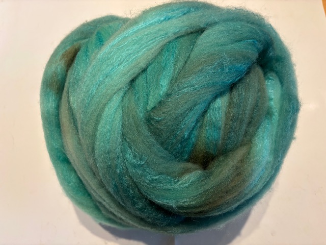 Zelf geverfde merinowol met zijde, nummer 62 turquoise tinten, per 50 gram