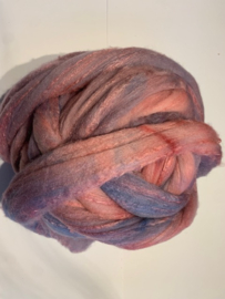 Zelf geverfde merinowol met zijde, nummer 54 lila rose blauw, per 50 gram