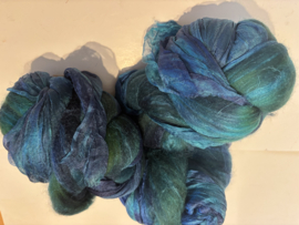 Shawl pakket margilan nummer 8 noorderlicht tinten: 2,5 meter zelfgeverfde wol met 50% zijde en 250x 45 cm margilan zijde