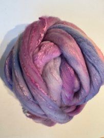 Zelf geverfde merinowol met 30% zijde, nummer 48 rosé blauw tinten, per  50 gram