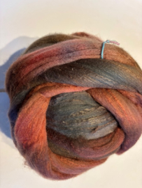 Zelf geverfde merinowol met zijde, 16 oud rosé/bruinmulti, per 50 gram
