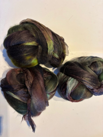 Shawl pakket margilan nummer 22 groen geel tinten, zelfgeverfde margilan zijde 250x 45 cm en 2,5 meter zelfgeverfde wol met 50% zijde