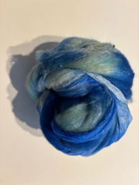 Shawl pakket margilan nummer 9 blauw zee tinten: zelfgeverfde margilan zijde 250x 45 cm en 2,5 meter zelfgeverfde wol met 50% zijde