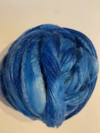 Zelf geverfde merinowol met zijde, nummer 15 blauw tinten, per 50 gram