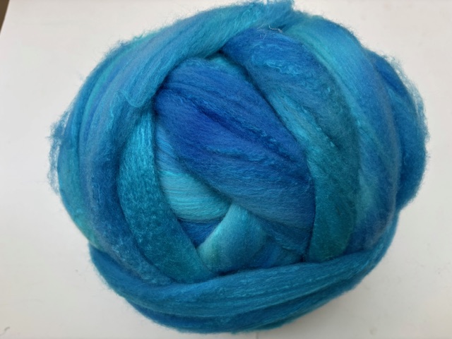 Zelf geverfde merinowol met zijde, nummer 21 turquoise tinten, per 50 gram