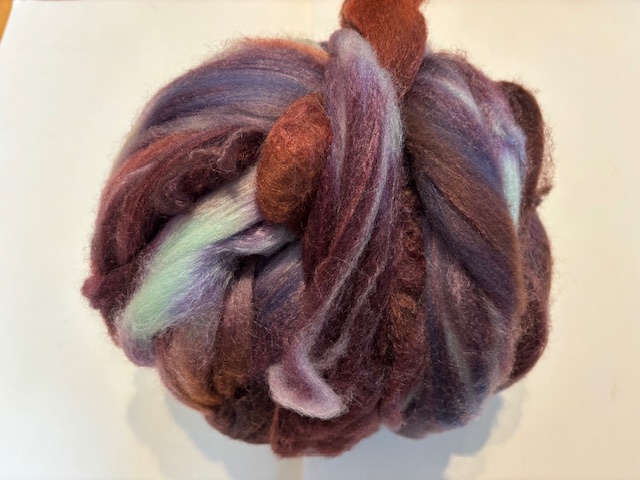 Zelf geverfde merinowol met zijde, nummer 107 aubergine vleugje blauw  tinten, per 50 gram