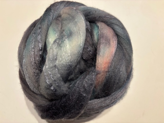 Zelf geverfde merinowol met zijde, nummer 144 grijs blauw vleugje rosé, per 50gram