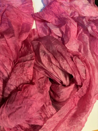 Gaas zijde uit Oezbekistan zijde , zelf geverfd, rose tinten nummer 1 (kwaliteit tussen chiffon en ponge), 90 breed prijs per 50 cm