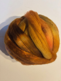 Zelf geverfde merinowol met zijde, nummer 24bruin koper zalm, per 50 gram