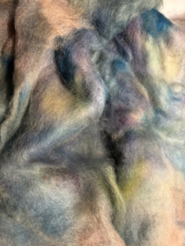 Zelf geverfde wensleydale wol, nummer 8 multi blauw groen, per 50 gram