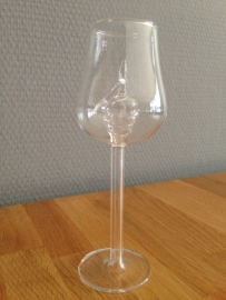 wijnglas met glazen druiven