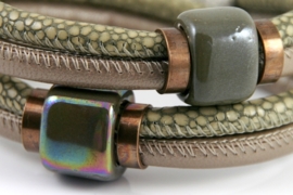 Handgemaakte leren armband beige/brons leer en licht olijfgroen snake print leer met keramiek