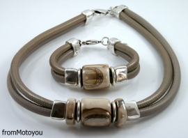 Handgemaakte ketting en armband twee banden leer donkerbeige en brons met keramiek