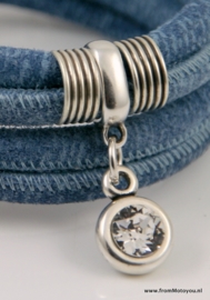 Handgemaakte leren armband jeansblauw met swarovski hangers