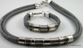 Handgemaakte ketting en armband grijs snake en grijs leer met metalen schuivers