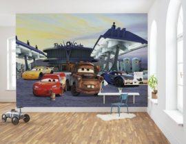 Komar Disney Edition4 Fotobehang 8-4101 Cars 3 Station/Wagen
