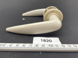 nr. 1820 witte bakelieten klink