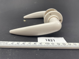 nr. 1821 witte bakelieten klink