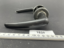 nr. 1839 originele bakelieten klink, rond rozet