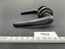 nr. 1832 originele bakelieten klink, rond rozet