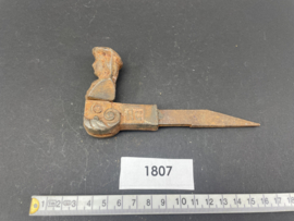nr. 1807 herdertje, antiek luik beslag
