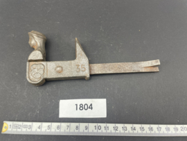 nr. 1804 herdertje, antiek luik beslag