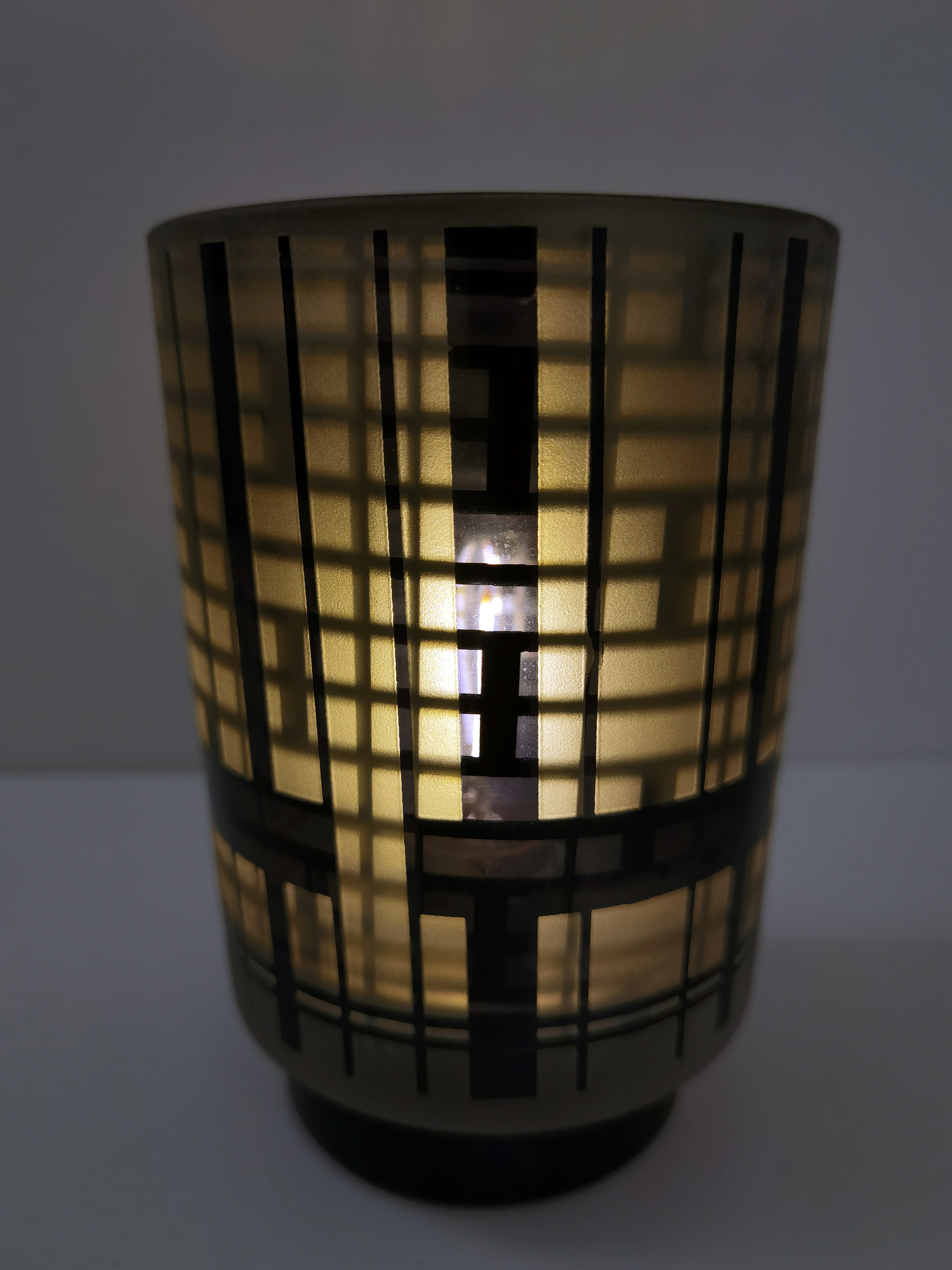 Windlicht - Led Lamp - Ø 10cm - Dik Glas - Hoogte:14.5cm - zwart - Mat glas - Modern