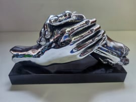 Beeld - Zilver - op voet van natuursteen - Man en vrouw hand in elkaar - 28x9x19cm. - Liefde