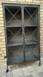 Kast - Industrieel - Zwart - stoer - Metaal - Glas - Wieltje - 142x82x37cm