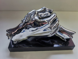 Beeld - Zilver - op voet van natuursteen - Man en vrouw hand in elkaar - 28x9x19cm. - Liefde
