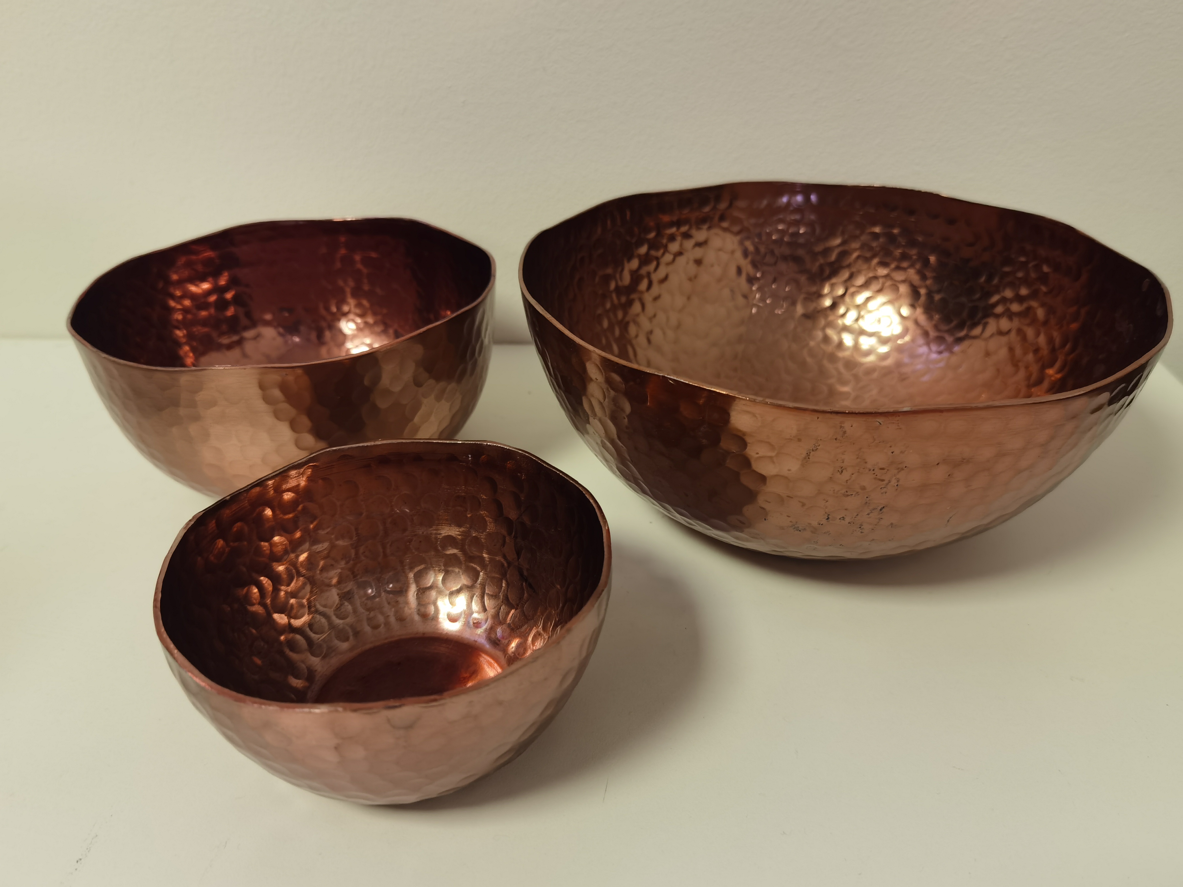 Schaal - 3 set - Ø 21cm - Ø15cm - Ø11.5cm - Gehamerd -  Rood koper - Aluminium - Hoog: 6.5cm -7.5cm - 5.5cm.