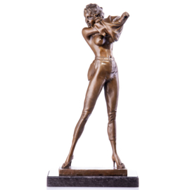 Vrouw die zich uitkleed brons beeld