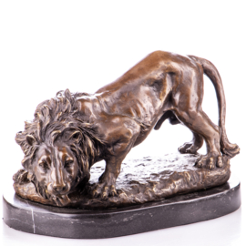 Drinkende leeuw bronzenbeeld