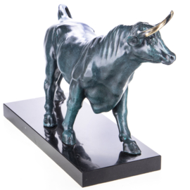 Stier met gouden horens brons beeld