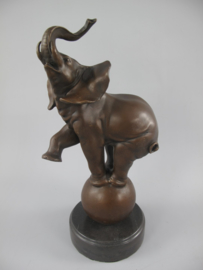 Olifant op bal bronzen beeld