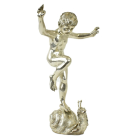 Jongen staand op een slak bronzen fontein