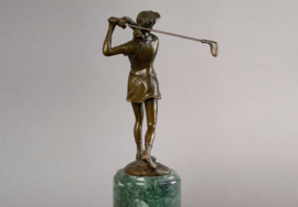 Bronzen golfspeelster beeld