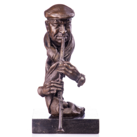 Bronzen klarinetspeler beeld