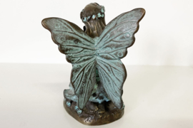 Biddend bronzen elfjebeeld