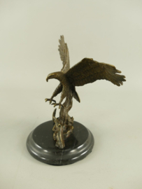 Landende adelaar bronzenbeeld