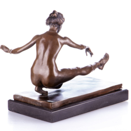 Bronzen naakt balancerende vrouw