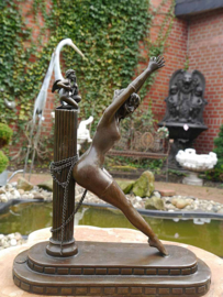 Bondage bronzen vrouw beeld