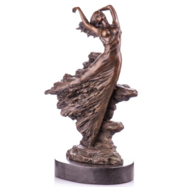 Vrouw in de wind bronzen beeld