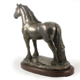 Friese hengst paarden bronzen beeld