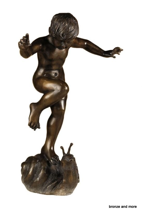 Jongen staand op een slak bronzen fontein