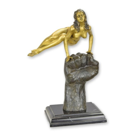 Vrouw op mannenvuist bronzen beeld